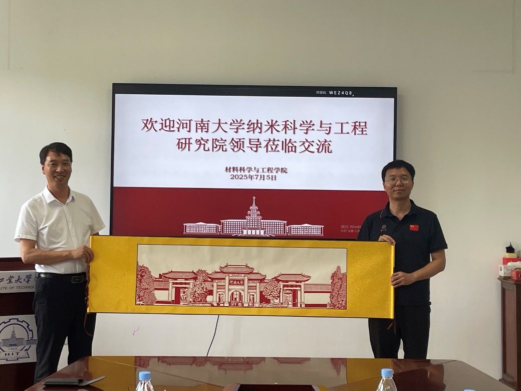 图片包含 男人, 标志, 盒子, 站AI 生成的内容可能不正确。