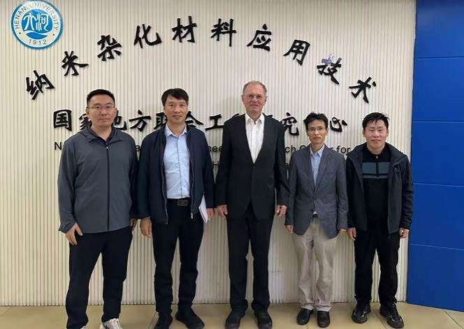 男人们站在一起合影的一群人AI 生成的内容可能不正确。