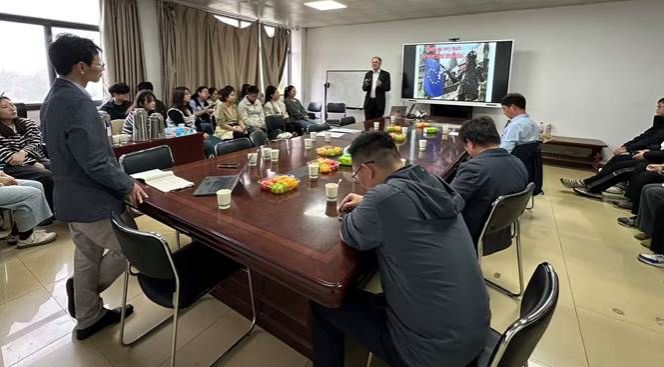 会议室里的人们AI 生成的内容可能不正确。