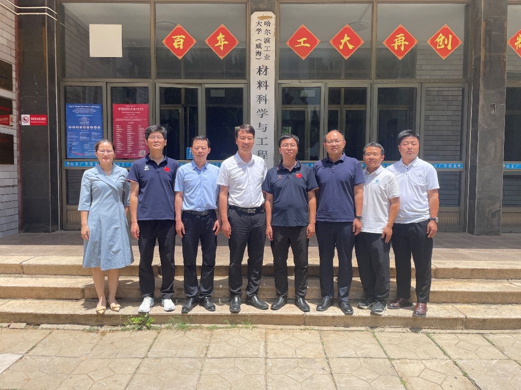 一群人站在人行道上AI 生成的内容可能不正确。