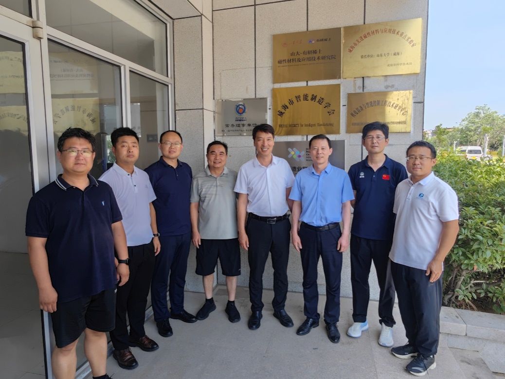 一群人站在一起合影AI 生成的内容可能不正确。